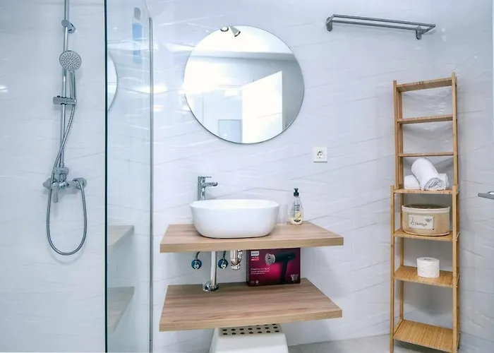 Sunset View Modern Private Poolside Holiday home *